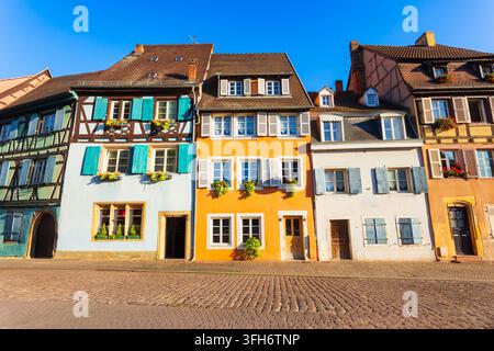 Bellissime case tradizionali colorate a mezzo timbering nel quartiere storico dei pescivendoli o Quai de la Poissonnerie a Colmar, Francia Foto Stock