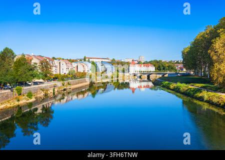 Riflesso acquatico scenografico di edifici moderni e storici sulla riva del Doubs a Besançon, Francia Foto Stock