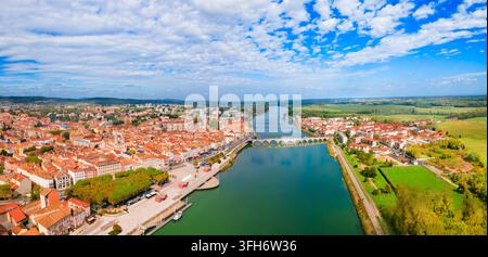 Veduta panoramica aerea della città storica della chiesa di Saint Pierre e del municipio (Mairie) nella città di Macon, regione della Borgogna in Francia Foto Stock
