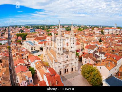 Veduta panoramica aerea della città storica della chiesa di Saint Pierre e del municipio (Mairie) nella città di Macon, regione della Borgogna in Francia Foto Stock