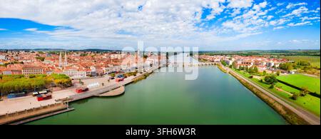 Veduta panoramica aerea della città storica della chiesa di Saint Pierre e del municipio (Mairie) nella città di Macon, regione della Borgogna in Francia Foto Stock