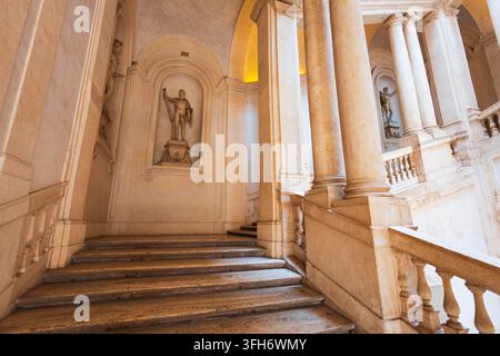 Vista scenica della storica grande scalinata monumentale con colonne e statua all'interno del Palazzo Barberini a Roma, Italia Foto Stock