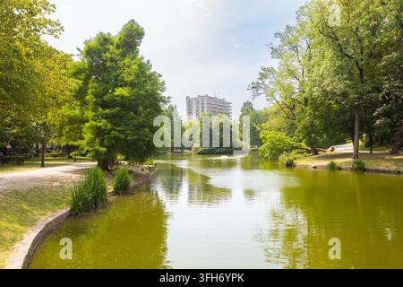 Laghetto panoramico circondato da alberi verdi nel Leopold Park nella città di Bruxelles, Belgio Foto Stock