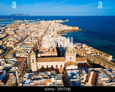Vista panoramica aerea della Cattedrale di Trapani o del Duomo di Trapani o della Basilica di San Lorenzo. Trapani è una città sulla costa occidentale della Sicilia islana Foto Stock