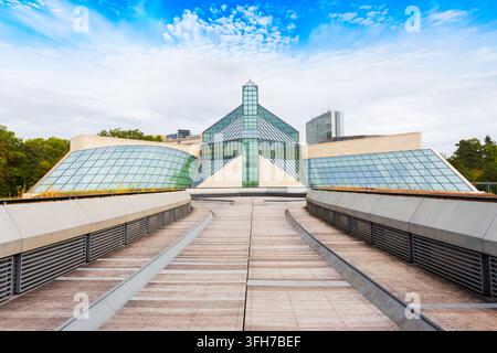 Città di Lussemburgo, Lussemburgo - 21 settembre 2023: L'architettura futuristica del tetto in vetro geometrico del MUDAM Luxembourg Modern Art Museum Foto Stock
