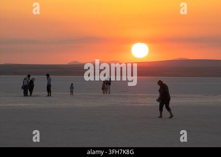 14 settembre 2026: Ankara, Turchia, 14 settembre 2026: Scene dal Lago Salato, il Tuz Golu turco, offrono una veduta del secondo lago più grande della Turchia e di una delle sue zone umide più critiche, situato all’incrocio delle province di Ankara, Konya e Aksaray nell’Anatolia centrale. Questa meraviglia naturale soddisfa più del 70% dei bisogni di sale del paese. (Credito immagine: © Tolga Ildun/ZUMA Press Wire) USO EDITORIALE SOLO! Non per USO COMMERCIALE! Foto Stock