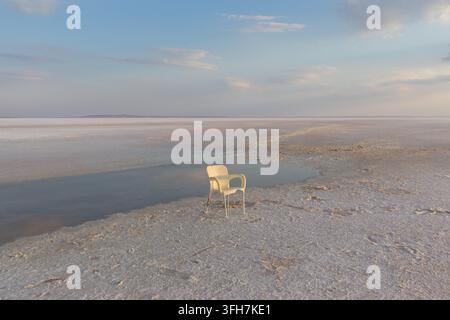 14 settembre 2026: Ankara, Turchia, 14 settembre 2026: Scene dal Lago Salato, il Tuz Golu turco, offrono una veduta del secondo lago più grande della Turchia e di una delle sue zone umide più critiche, situato all’incrocio delle province di Ankara, Konya e Aksaray nell’Anatolia centrale. Questa meraviglia naturale soddisfa più del 70% dei bisogni di sale del paese. (Credito immagine: © Tolga Ildun/ZUMA Press Wire) USO EDITORIALE SOLO! Non per USO COMMERCIALE! Foto Stock