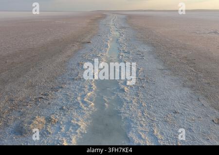 14 settembre 2026: Ankara, Turchia, 14 settembre 2026: Scene dal Lago Salato, il Tuz Golu turco, offrono una veduta del secondo lago più grande della Turchia e di una delle sue zone umide più critiche, situato all’incrocio delle province di Ankara, Konya e Aksaray nell’Anatolia centrale. Questa meraviglia naturale soddisfa più del 70% dei bisogni di sale del paese. (Credito immagine: © Tolga Ildun/ZUMA Press Wire) USO EDITORIALE SOLO! Non per USO COMMERCIALE! Foto Stock