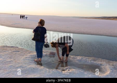 14 settembre 2026: Ankara, Turchia, 14 settembre 2026: Scene dal Lago Salato, il Tuz Golu turco, offrono una veduta del secondo lago più grande della Turchia e di una delle sue zone umide più critiche, situato all’incrocio delle province di Ankara, Konya e Aksaray nell’Anatolia centrale. Questa meraviglia naturale soddisfa più del 70% dei bisogni di sale del paese. (Credito immagine: © Tolga Ildun/ZUMA Press Wire) USO EDITORIALE SOLO! Non per USO COMMERCIALE! Foto Stock