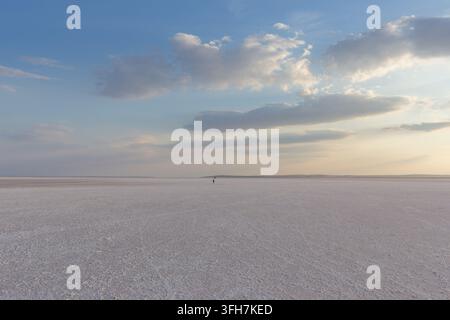 14 settembre 2026: Ankara, Turchia, 14 settembre 2026: Scene dal Lago Salato, il Tuz Golu turco, offrono una veduta del secondo lago più grande della Turchia e di una delle sue zone umide più critiche, situato all’incrocio delle province di Ankara, Konya e Aksaray nell’Anatolia centrale. Questa meraviglia naturale soddisfa più del 70% dei bisogni di sale del paese. (Credito immagine: © Tolga Ildun/ZUMA Press Wire) USO EDITORIALE SOLO! Non per USO COMMERCIALE! Foto Stock