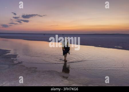 14 settembre 2026: Ankara, Turchia, 14 settembre 2026: Scene dal Lago Salato, il Tuz Golu turco, offrono una veduta del secondo lago più grande della Turchia e di una delle sue zone umide più critiche, situato all’incrocio delle province di Ankara, Konya e Aksaray nell’Anatolia centrale. Questa meraviglia naturale soddisfa più del 70% dei bisogni di sale del paese. (Credito immagine: © Tolga Ildun/ZUMA Press Wire) USO EDITORIALE SOLO! Non per USO COMMERCIALE! Foto Stock