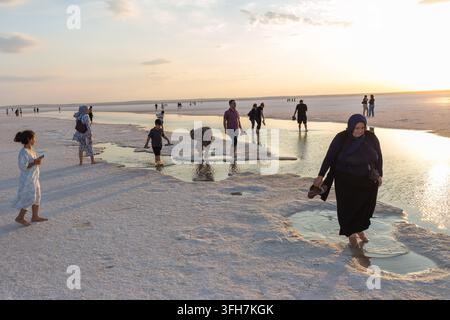 14 settembre 2026: Ankara, Turchia, 14 settembre 2026: Scene dal Lago Salato, il Tuz Golu turco, offrono una veduta del secondo lago più grande della Turchia e di una delle sue zone umide più critiche, situato all’incrocio delle province di Ankara, Konya e Aksaray nell’Anatolia centrale. Questa meraviglia naturale soddisfa più del 70% dei bisogni di sale del paese. (Credito immagine: © Tolga Ildun/ZUMA Press Wire) USO EDITORIALE SOLO! Non per USO COMMERCIALE! Foto Stock