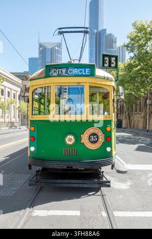 Tram Melbourne City Circle in La Trobe Street all'angolo con Russell St. La linea 35 del tram di Melbourne è un tram gratuito che gira intorno al centro città Foto Stock