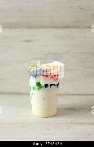 Es Teller Sultan in Plastic Cup, tradizionale mix di frutta indonesiana, popolare cibo di strada Foto Stock