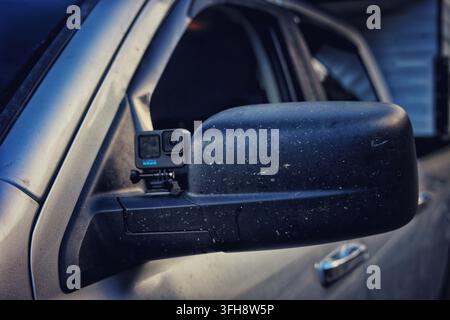 Fotocamera d'azione montata sullo specchietto laterale di un camion per le riprese di viaggi su strada Foto Stock