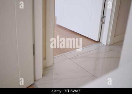 Uomini e donne in piedi vicino a una porta in uno spazio interno accogliente Foto Stock