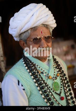 Ritratto di un uomo rajastano scattato a Pushkar, Rajasthan. Foto Stock
