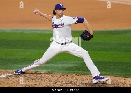 Arlington, Texas, USA. 15 set, 2026. Il lanciatore dei Texas Rangers JACOB DEGROM (48) lancia in una partita di baseball, martedì 15 settembre 2026, ad Arlington, Texas. (Credit Image: © David Ballering Ii/ADM Newswire via ZUMA Press Wire) USO EDITORIALE SOLO! Non per USO COMMERCIALE! Foto Stock