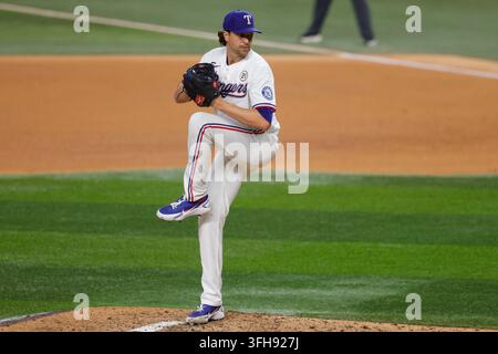 Arlington, Texas, USA. 15 set, 2026. Il lanciatore dei Texas Rangers JACOB DEGROM (48) lancia in una partita di baseball, martedì 15 settembre 2026, ad Arlington, Texas. (Credit Image: © David Ballering Ii/ADM Newswire via ZUMA Press Wire) USO EDITORIALE SOLO! Non per USO COMMERCIALE! Foto Stock