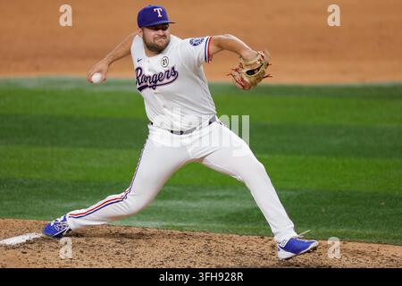 Arlington, Texas, USA. 15 set, 2026. Il lanciatore dei Texas Rangers CHASE SILSETH (63) lancia in una partita di baseball, martedì 15 settembre 2026, ad Arlington, Texas. (Credit Image: © David Ballering Ii/ADM Newswire via ZUMA Press Wire) USO EDITORIALE SOLO! Non per USO COMMERCIALE! Foto Stock