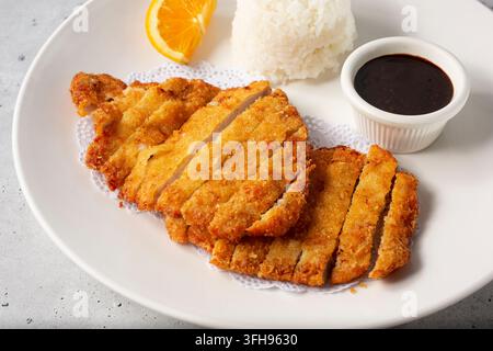 Una vista di una cotoletta di maiale fritta. Foto Stock