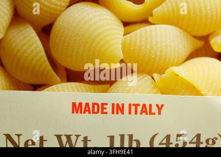 Un'etichetta "Made in Italy" su una confezione di pasta a conchiglia n° 42. Prodotto italiano. Foto Stock
