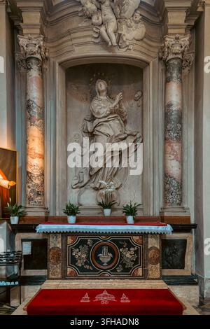 CRACOVIA, POLONIA - 4 LUGLIO 2024: Altare dell'Immacolata Concezione nella chiesa di Sant'Anna Foto Stock
