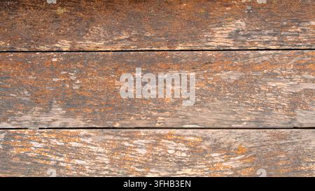 Sfondo con texture di superficie di assi di legno vecchio e consumato con vernice sbucciata e consumata dalle intemperie Foto Stock