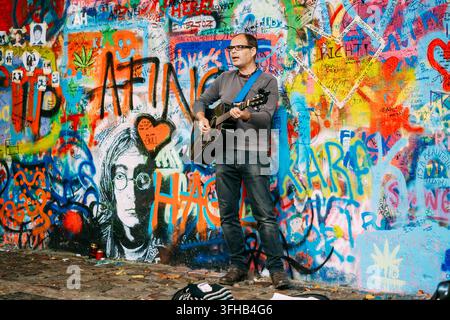 Chitarrista che si esibisce al muro di John Lennon a Praga Foto Stock