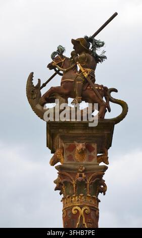 Statua della fontana di San Giorgio che uccide il drago St Georgsbrunnen a Rothenburg ob der Tauber Foto Stock