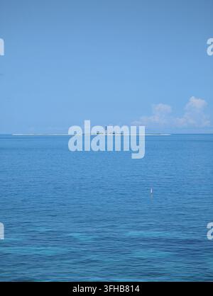 Faro e vista sull'isola sopra acque limpide e blu nel Parco Nazionale delle Dry Tortugas. Foto Stock