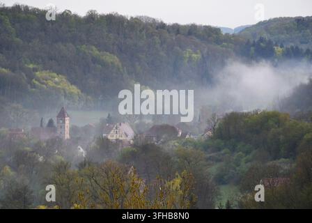 Mattina nebbiosa sulla valle del Tauber a Rothenburg ob der Tauber Foto Stock