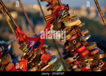 Lucchetti dell'amore arrugginiti in un ammasso colorato sulla collina del Nido dell'Aquila a Vladivostok Foto Stock