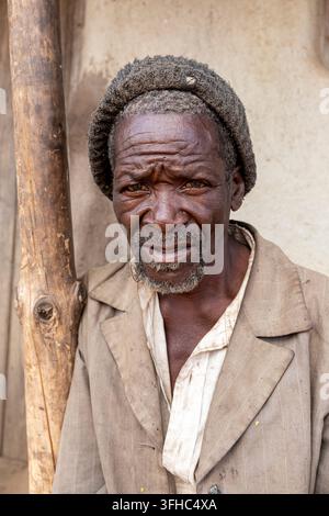 Un uomo anziano a Tsumba vicino al villaggio di Chiphazi (Chipasi) vicino a Dedza nel Malawi, Africa Foto Stock