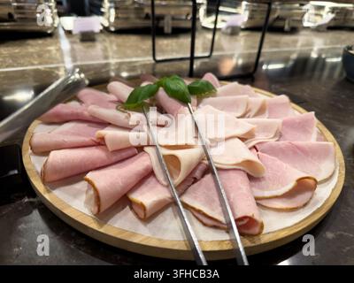 Una vista ravvicinata di un vassoio vivace che mostra una selezione diversificata di carni premium di gastronomia, perfetto per una colazione attraente e lussuosa o Foto Stock