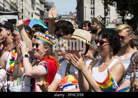 Folla che acclama alla parata del London Pride. Londra, Regno Unito, 29 giugno 2024 Foto Stock