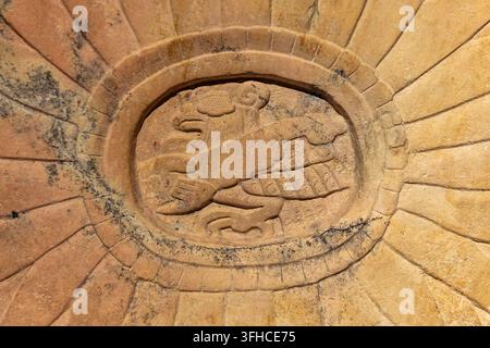 Geroglifico Maya di Spearthrower Owl, unico re conosciuto di Teotihuacan, sul Marcador di Tikal, Guatemala. Foto Stock