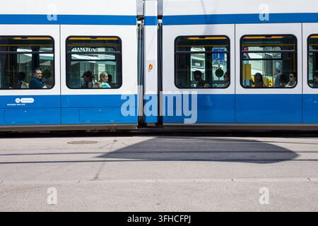 Numero moderno del tram blu e bianco su una strada cittadina a Zurigo, Svizzera - 23 giugno 2026 Foto Stock
