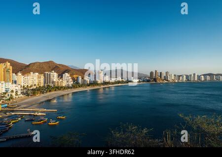 Vista aerea di El Rodadero Beach senza persone a Santa Marta, Colombia Foto Stock