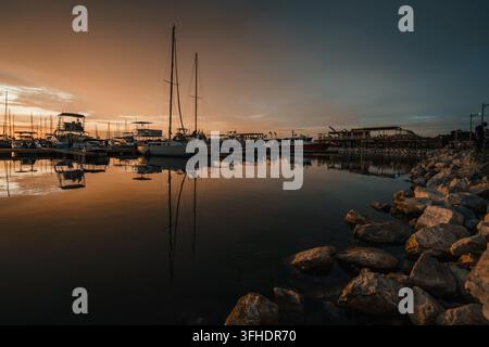 Rocce e barche nella marina di Santa Marta al tramonto, Colombia Foto Stock