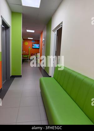 corridoio della clinica, panchina verde, area giochi per bambini, concetto di pediatria, asilo nido. banner Foto Stock