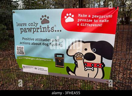 Il cartello “Leave Only Pawprints” del consiglio di Warrington promuove la responsabilità nella detenzione di cani, la prevenzione degli escrementi canini e spazi pubblici più puliti. Foto Stock