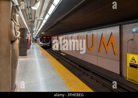 Stazione Museum, una fermata della metropolitana sotterranea sulla linea uno del TTC a Toronto, Ontario, Canada. Foto Stock