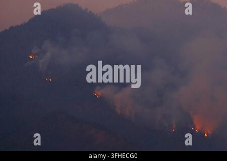 MALANG, GIAVA ORIENTALE, INDONESIA, 16 SETTEMBRE 2026: I focolai di un incendio boschivo sul monte Kawi sono visibili da Malang, Giava Orientale. L'incendio brucia nell'area montuosa dal 1° settembre, colpendo il bosco e la vegetazione sui pendii. Foto di Hayu Yudha Prabowo / JNA Press. (Foto di Hayu Yudha Prabowo/JNA Press tramite Nexpher Images) Foto Stock