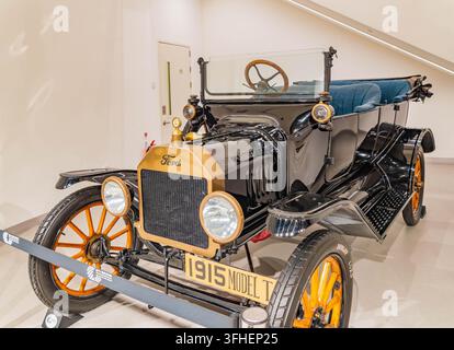 Macao, Cina, 16 apr. 2024 – Una classica Ford Model T nera con ruote a raggi arancioni vivaci mostra il suo design automobilistico dei primi del XX secolo all'interno Foto Stock