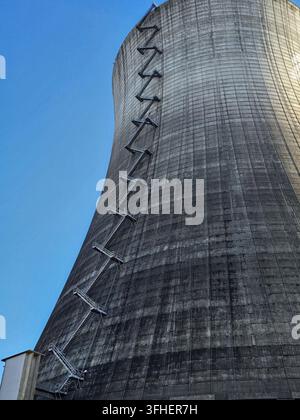 Vista ad angolazione bassa di un enorme torre di raffreddamento alla centrale nucleare di Satsop nello stato di Washington, che mostra il suo esterno curvo in cemento e la m a zigzag Foto Stock