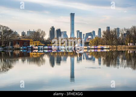 Riflessione degli edifici della città di Pechino Guomao sulla superficie dell'acqua Foto Stock