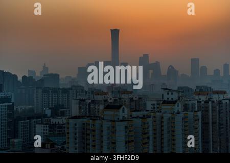 Vista panoramica dell'architettura della città di Pechino al tramonto con atmosfera suggestiva Foto Stock