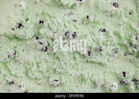 Gelato alla menta e cioccolato con trama, cornice intera, sfondo alimentare Foto Stock