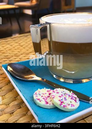 Tazza di caffè con biscotti. Vista ravvicinata. Foto Stock